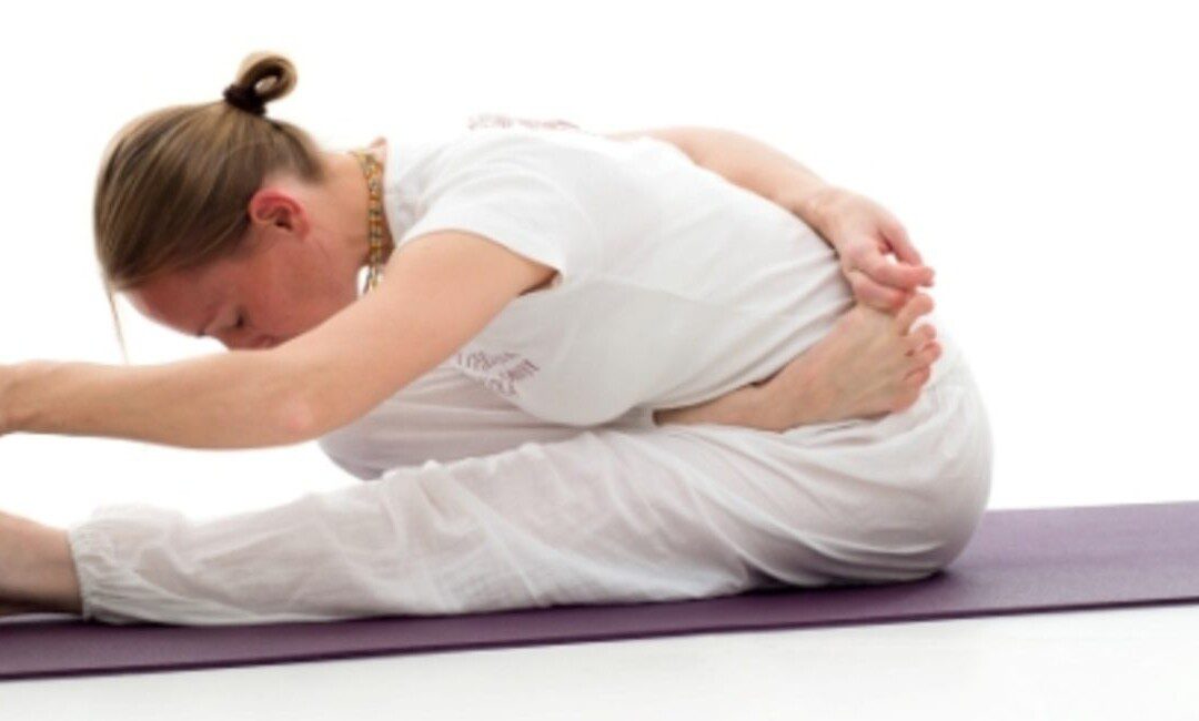 Ardha-baddha-padma-pascsimóttánászana – Fej a térdhez féllótusz lábtartással