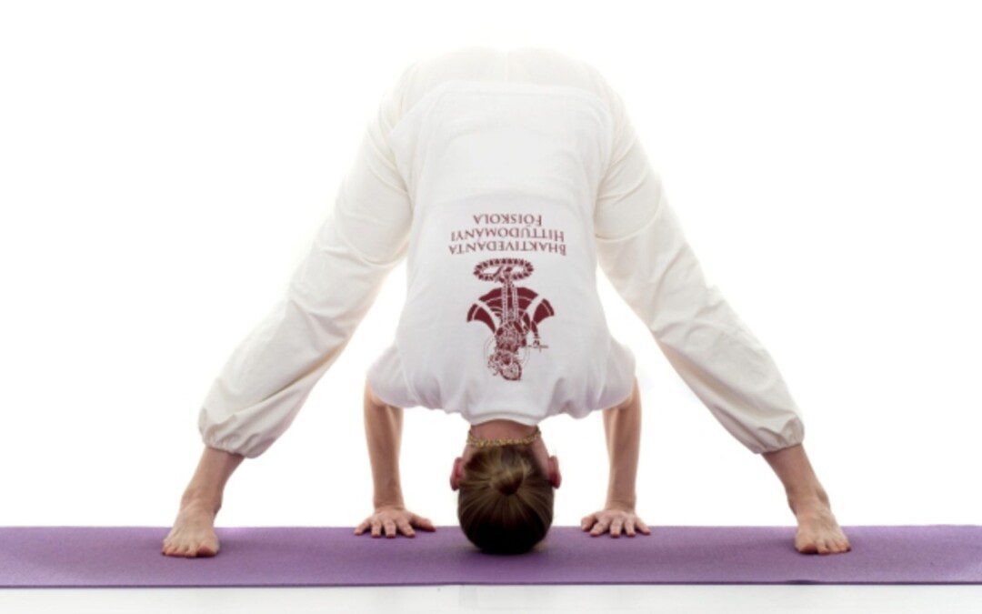 Praszárita-pádóttánászana – Szétterpesztett nyújtott lábak