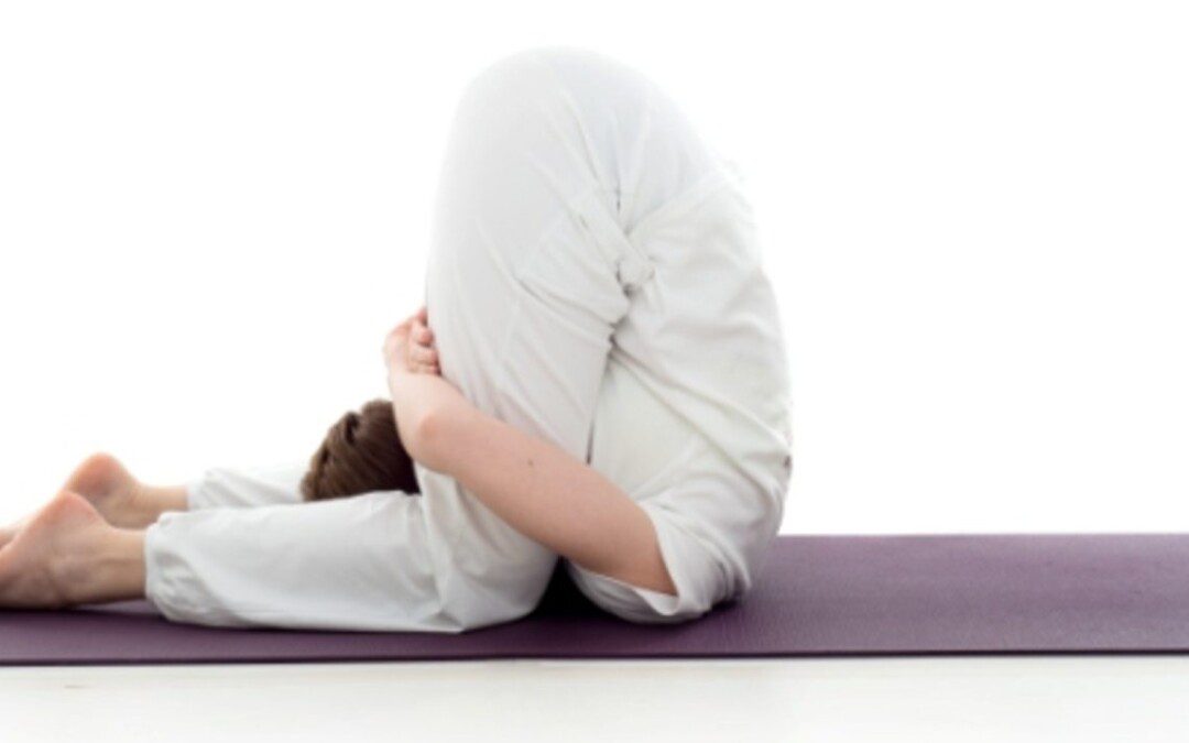 Karna-pídászana – Fülek leszorítása térdekkel