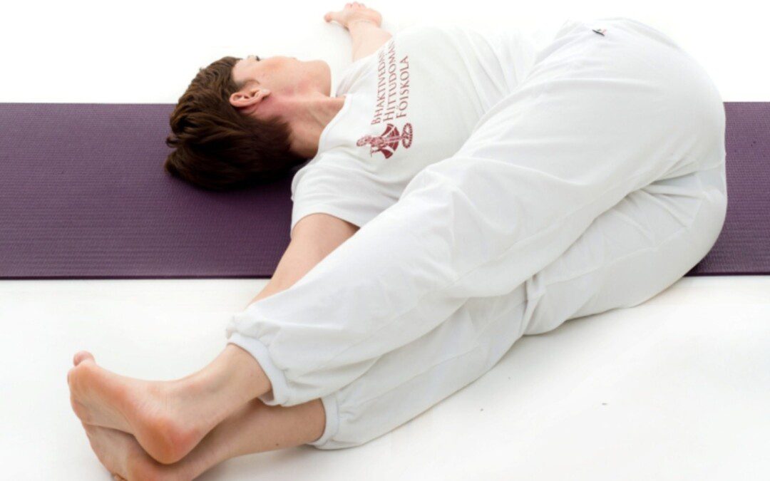 Dzsathara-parivartanászana – Gyomrot masszírozó, törzset elfordító póz