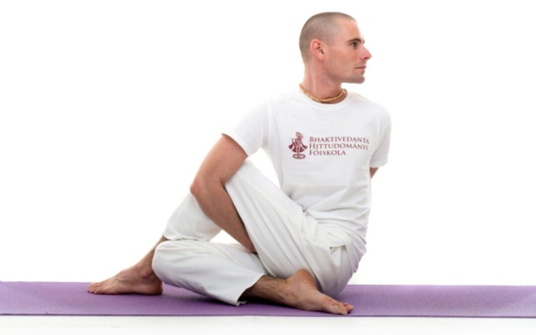 Ardha-matszjéndrászana – Fél halak királya póz