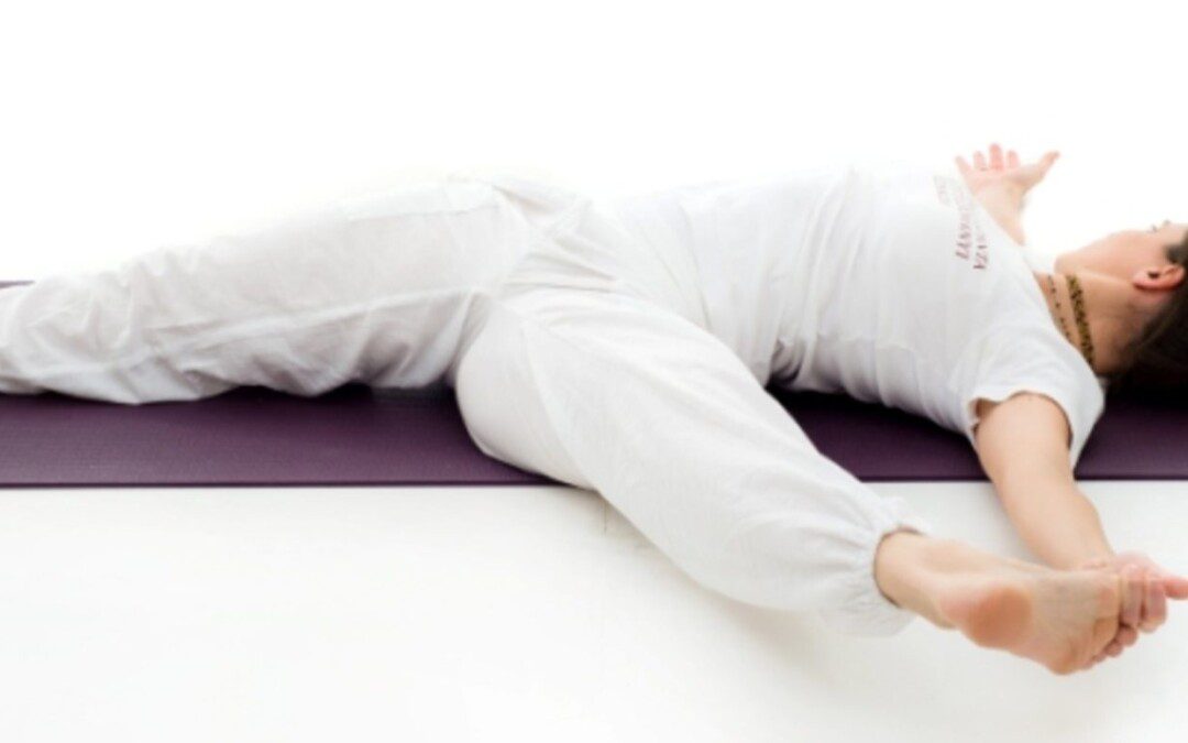 Szupta-ékapáda-pádángustászana – Lefekvő egylábas nyújtás