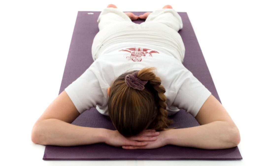 Hasi savászana – Hason fekvő hullapóz