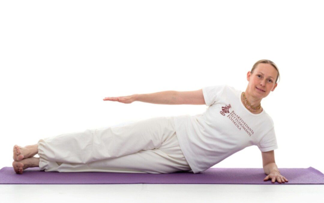 Méru-ákáranászana – Oldalt fekvő gerinchajlítás