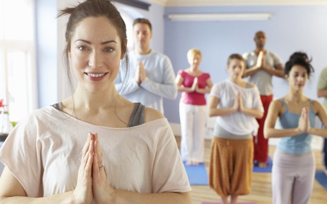 Egyedül vagy csoportosan célszerűbb jógázni?