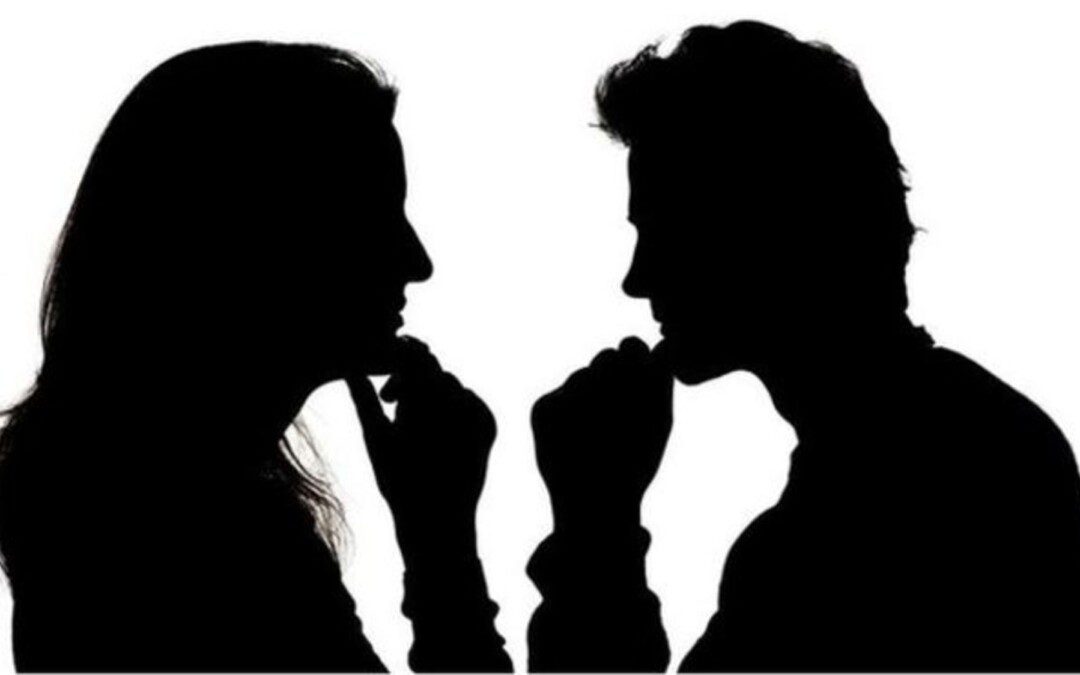 A kerekasztalnál egy ájurvédikus tanácsadó, egy természetgyógyász, és egy asztrológus