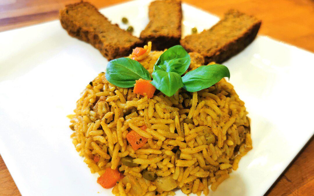 Tavaszi zöldséges rizs szójával, hamis vagdalttal, fejessalátával