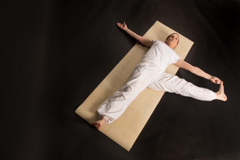 Nagyító alatt a szuptaikapáda-pádángusthászana (lefekvő egylábas lábujjfogás) 1.