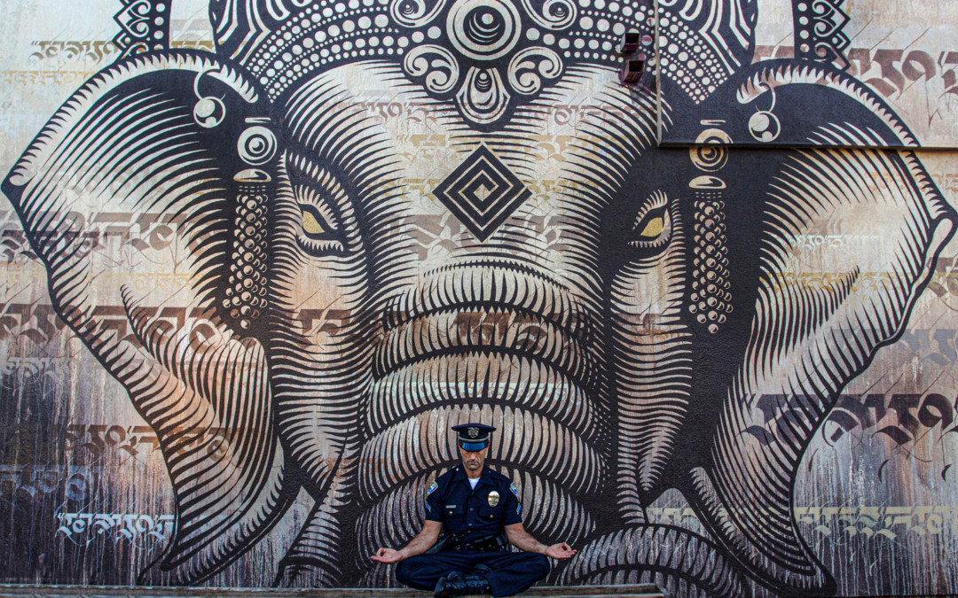 Egy gimnazista, egy anyuka és egy rendőr bemegy… a jógaórára