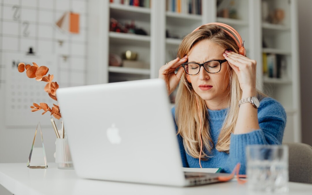 Széthasad a fejed? Ezeket az ászanákat próbáld ki!